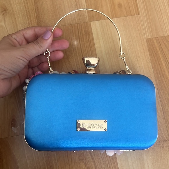 Bebe Sequenced Daisy Clutch - Picture 5 of 17